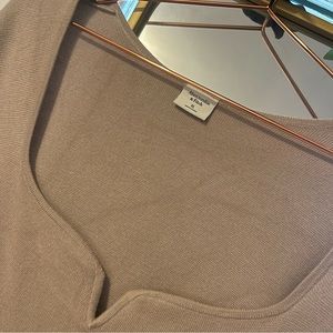 Beige sweetheart Abercrombie bodysuit.